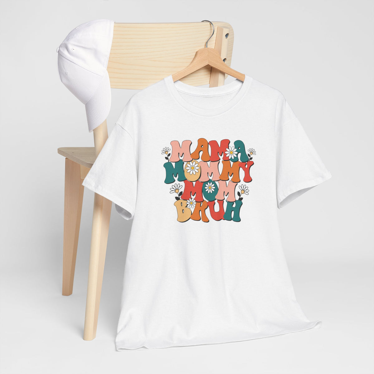 Wit oversized T-shirt met ronde hals en kleurrijke “MAMA MOMMY MOM BRUH” opdruk.