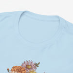 Detail van lichtblauw T-shirt: ronde hals en bovenkant bloemenprint