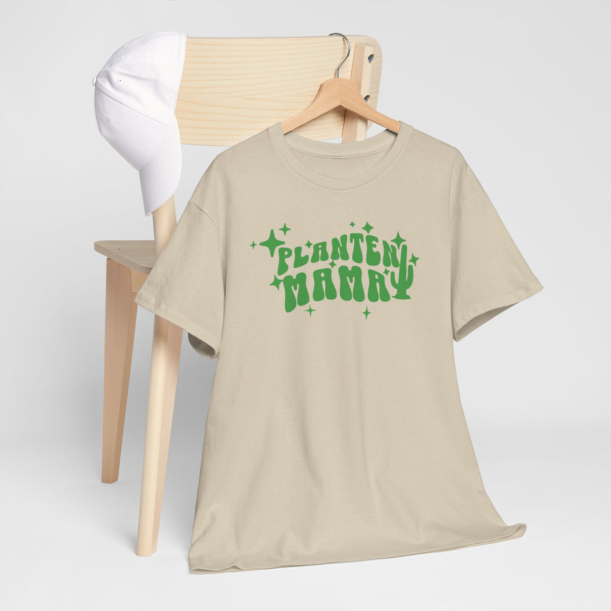 Beige T-shirt met ronde hals en groene PLANTEN MAMMA print aan houten hanger