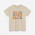 Beige T-shirt met ronde hals en opdruk “Tired Moms Club” op de borst.