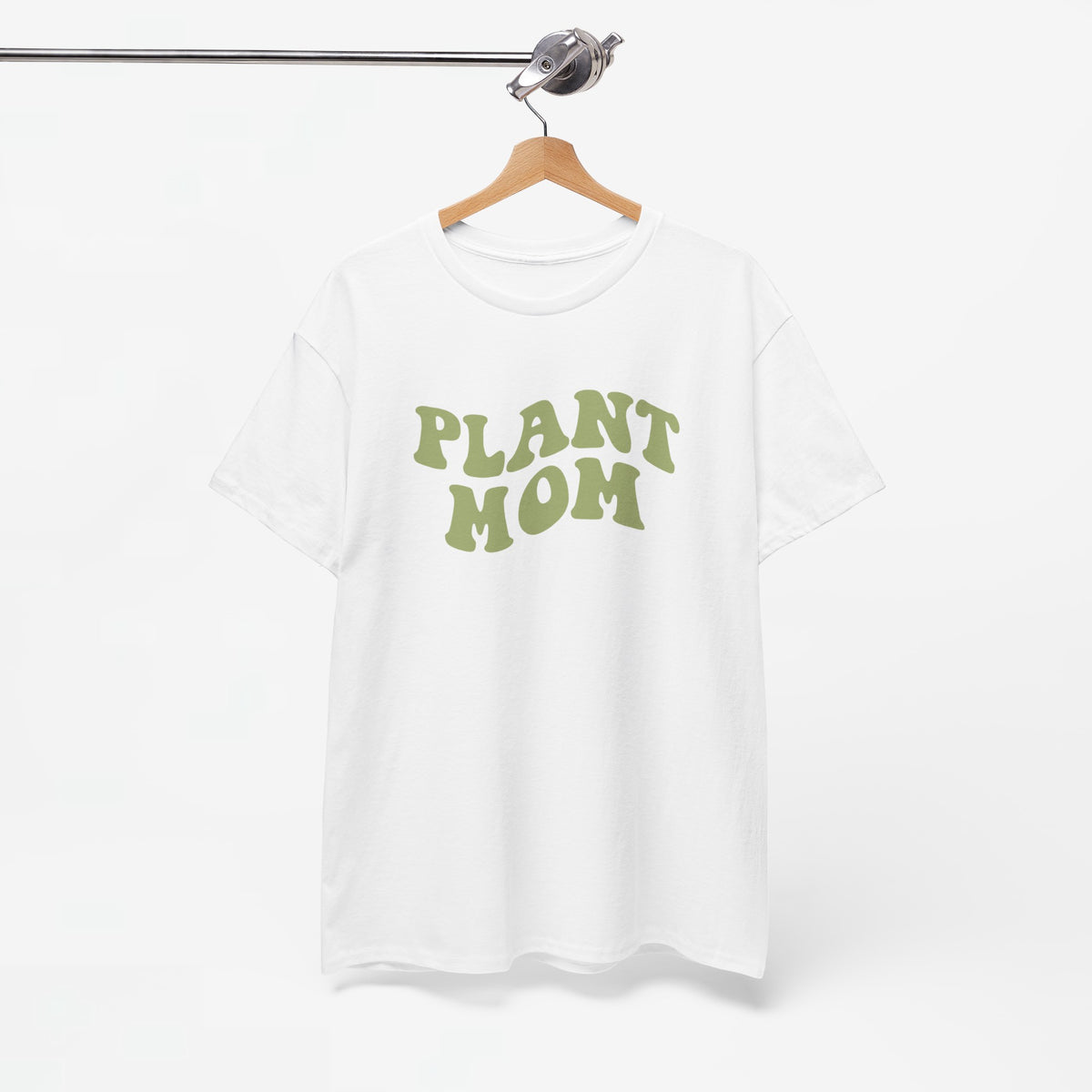 Wit t-shirt met groene 'PLANT MOM' tekstprint, op houten hanger