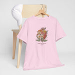 Lichtroze t-shirt met bloemenboeketprint en tekst op de borst