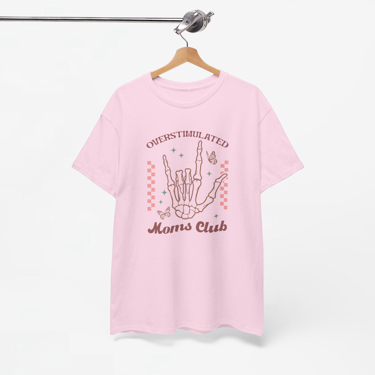 Roze T-shirt met handillustratie en tekst op de borst, aan kledinghanger.