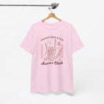 Roze T-shirt met handillustratie en tekst op de borst, aan kledinghanger.