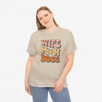 Zandkleurig losvallend T-shirt met ronde hals en bedrukking “WIFE MOM BOSS”.