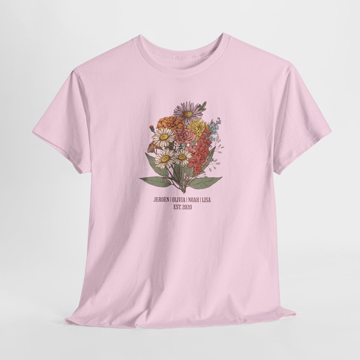 Lichtroze t-shirt met bloemenboeketprint en tekst op de borst