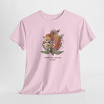 Lichtroze t-shirt met bloemenboeketprint en tekst op de borst