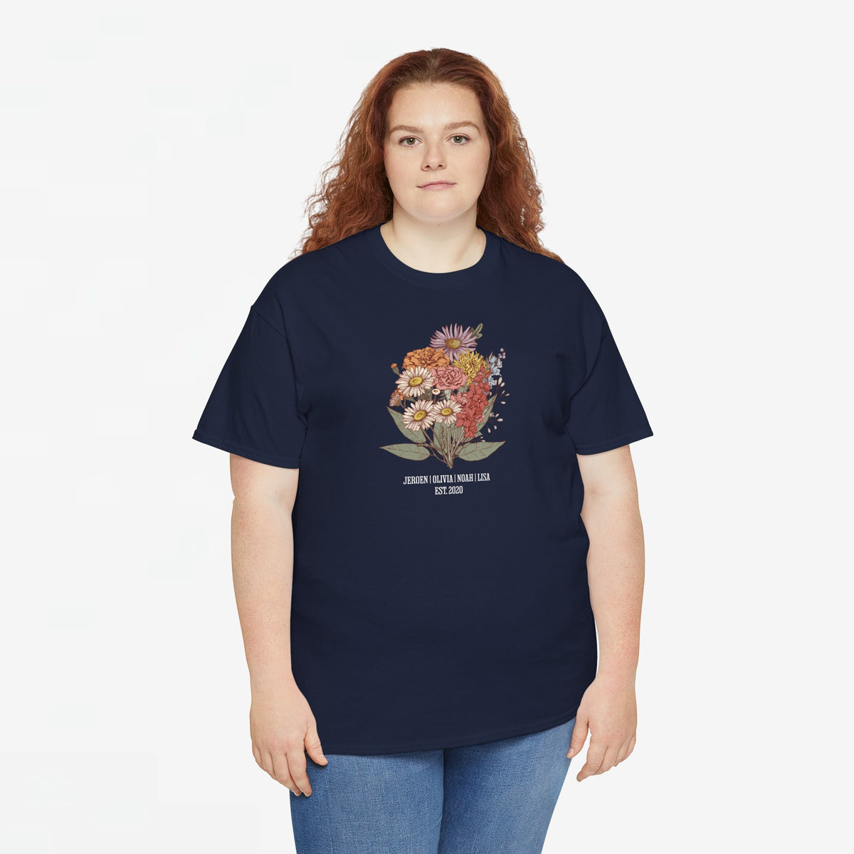 Donkerblauwe t-shirt met bloemenboeket-print op de borst en kleine tekst eronder.