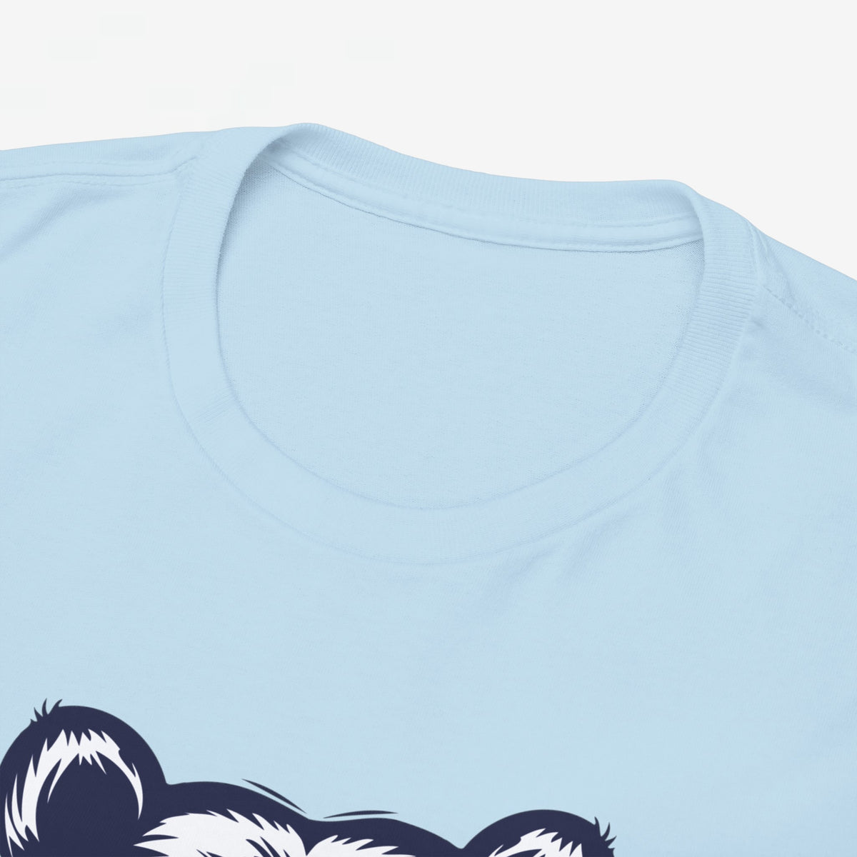 Lichtblauwe T-shirt met ronde hals, close-up van stof en deel van 'MAMA-BEAR' print