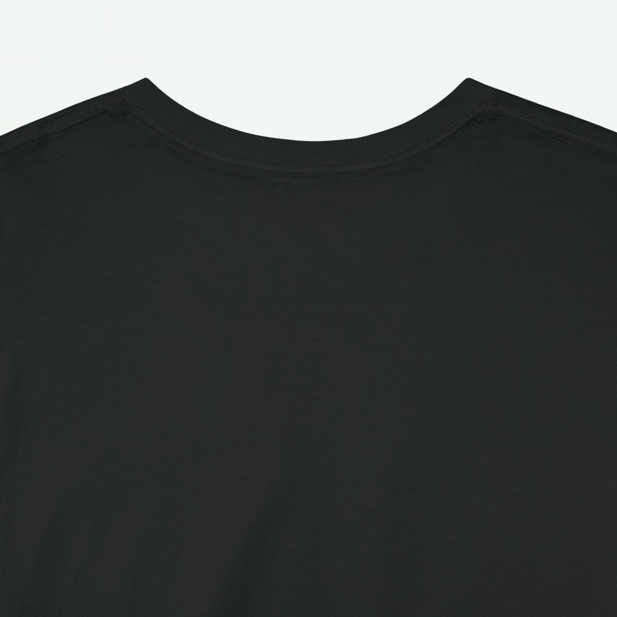 Zwart T-shirt met ronde hals, glad voorpand (geen print zichtbaar in beeld).