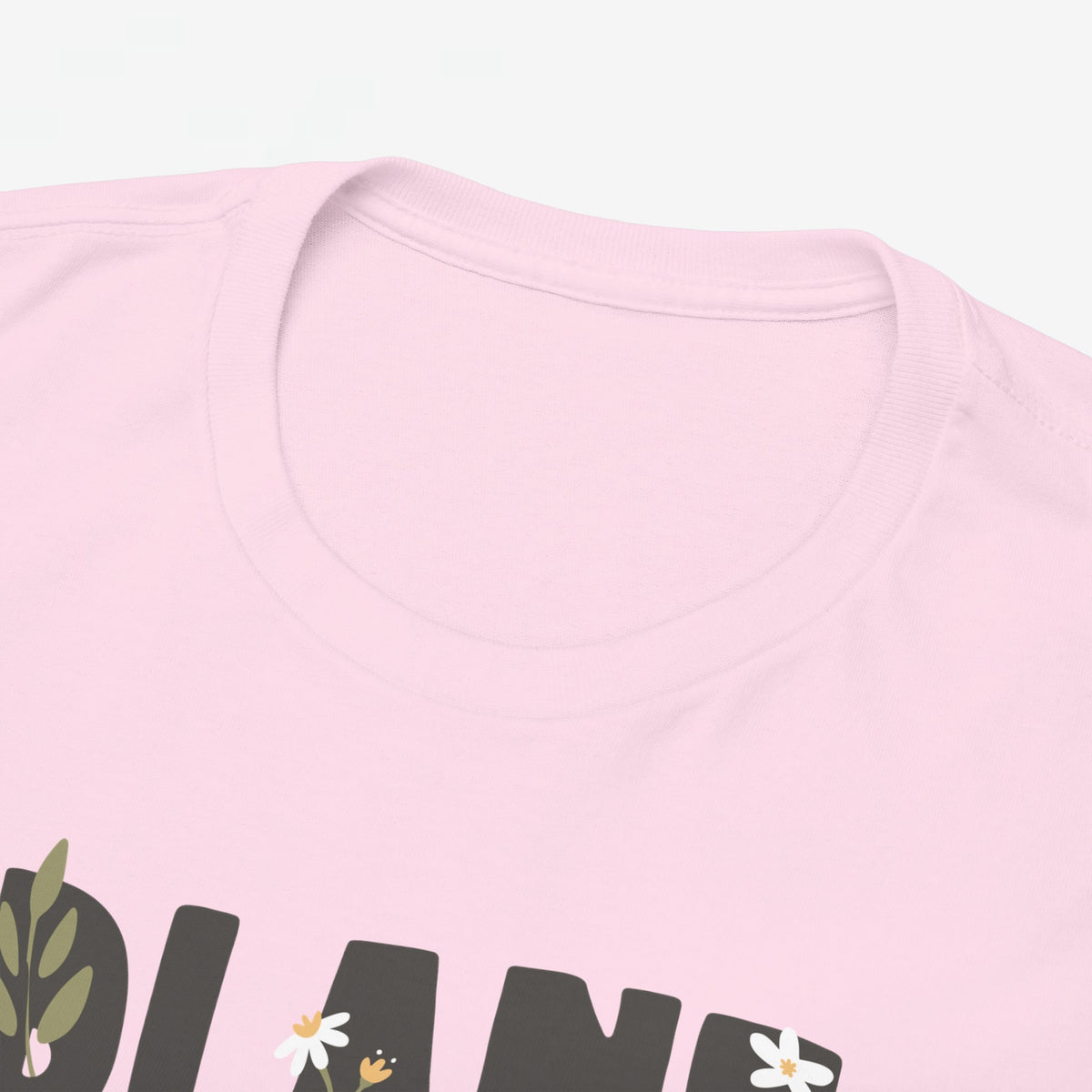 Roze T-shirt met ronde hals en close-up van 'Plant Mom'-opdruk