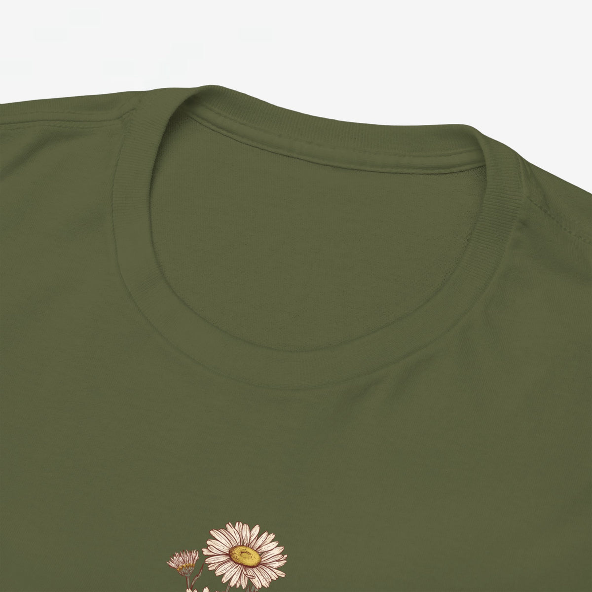 T-shirt kaki groen met ronde hals en bovenrand bloemenprint in close-up