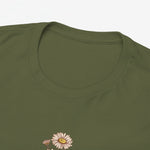 T-shirt kaki groen met ronde hals en bovenrand bloemenprint in close-up