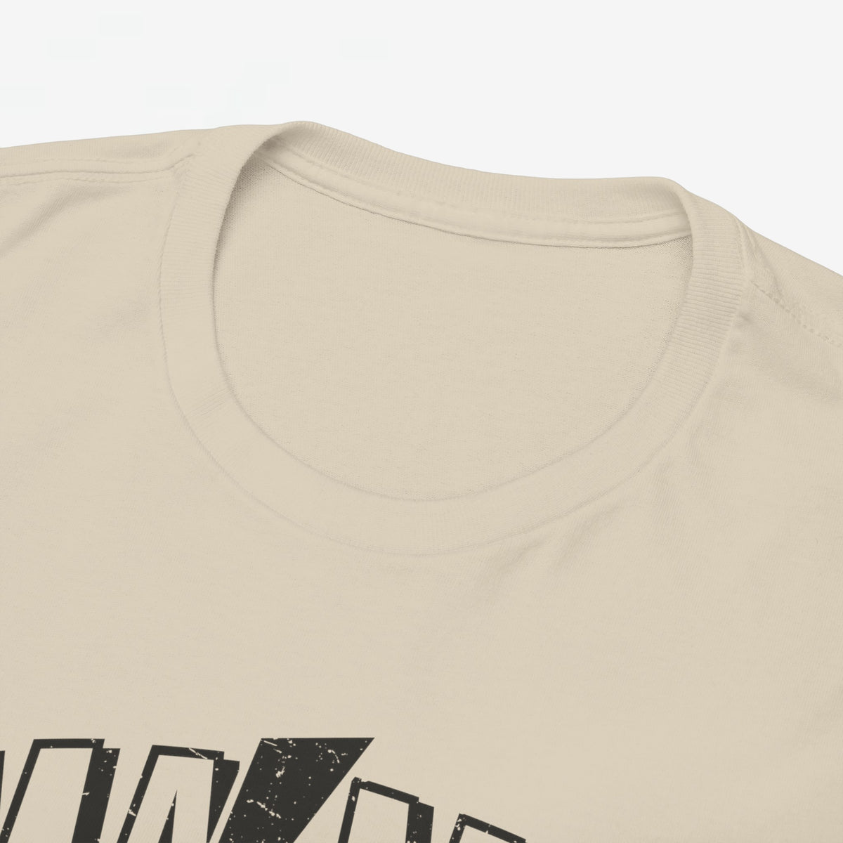Close-up van beige T-shirt kraag en schoudernaad met zachte printrand