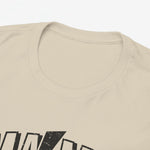 Close-up van beige T-shirt kraag en schoudernaad met zachte printrand