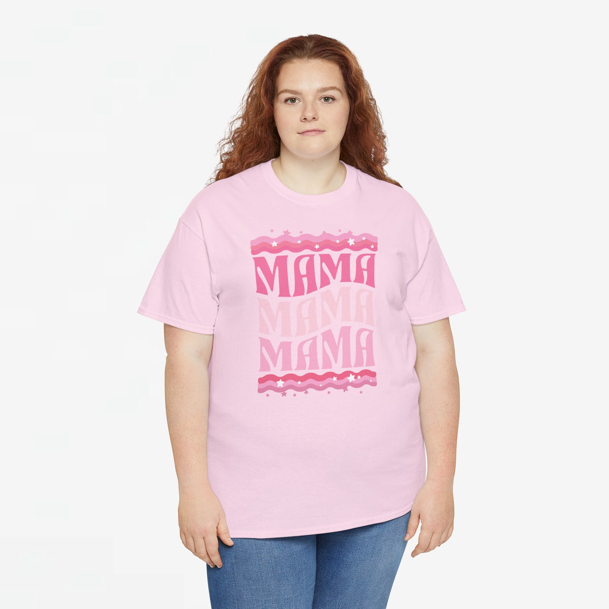 Lichtroze oversized T-shirt met roze “MAMA”-print op de borst, model in beeld