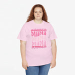 Lichtroze oversized T-shirt met roze “MAMA”-print op de borst, model in beeld