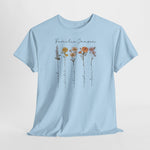 Lichtblauw T-shirt met ronde hals en bloemenprint met namen op de borst