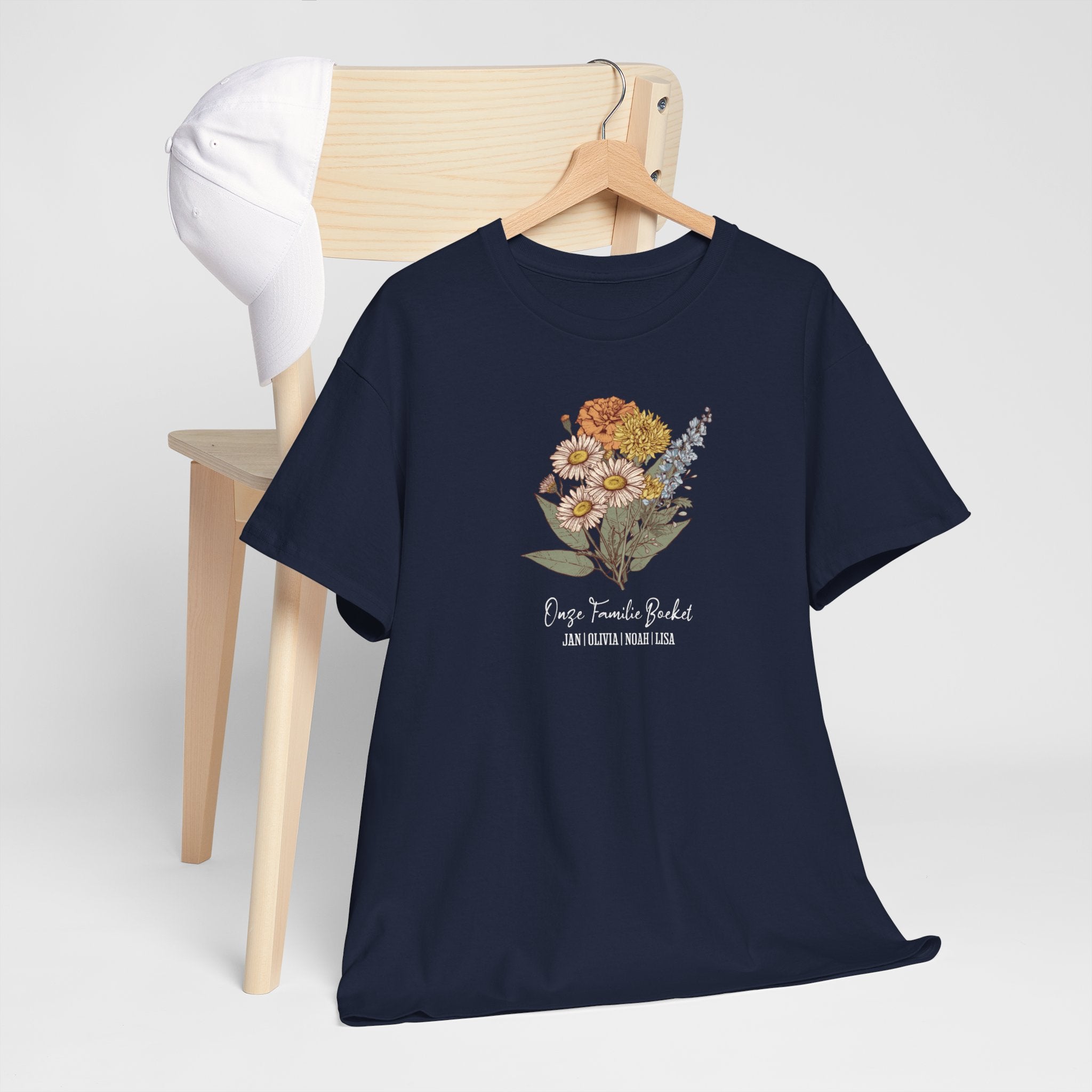 Gepersonaliseerde Moederdag Mama Cadeau - T-shirt - Ons familieboeket met namen en geboortemaand bloemen (witte tekst)