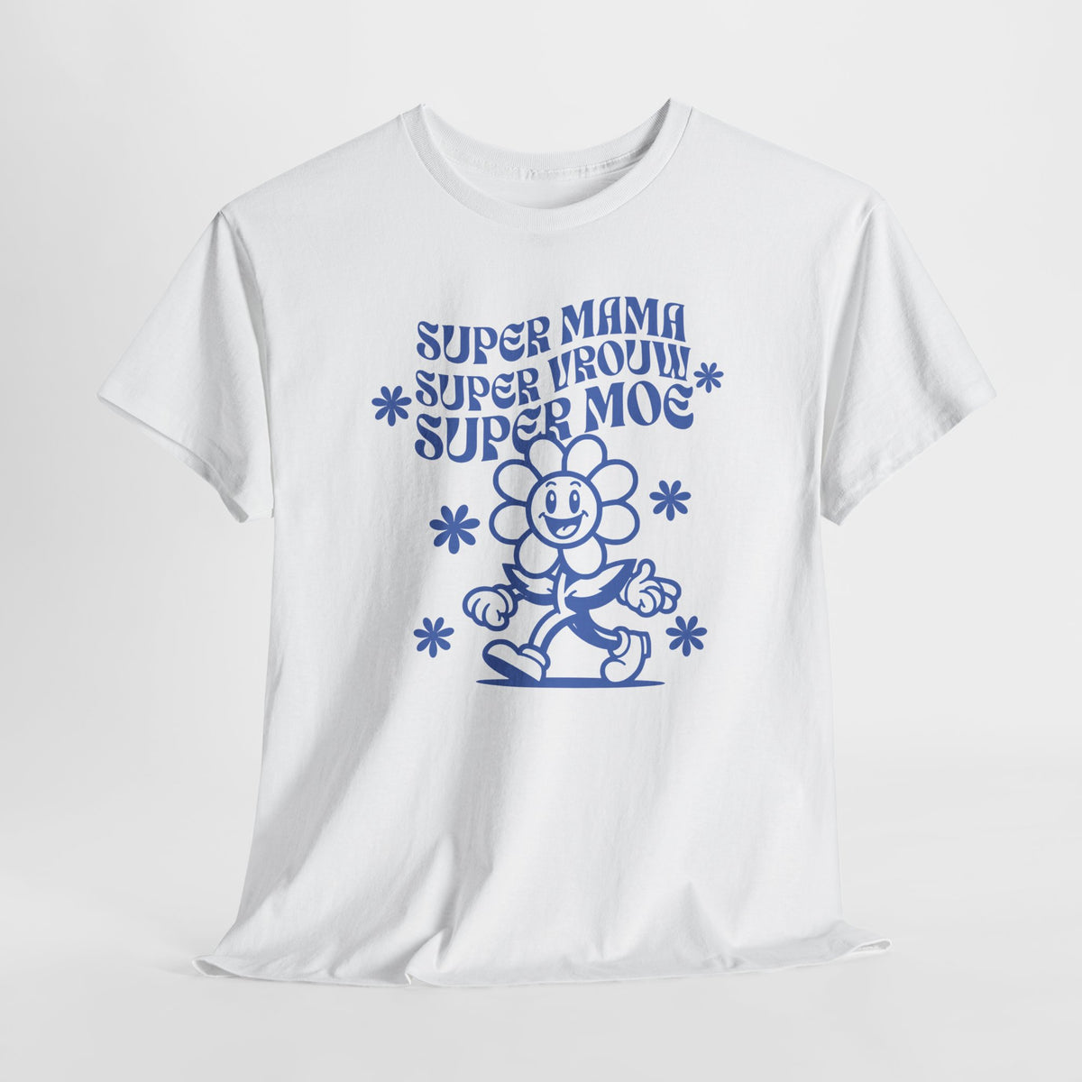 Witte t-shirt met blauwe moederdag-tekst en knuffeldiertje/plant-illustratie