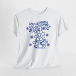 Witte t-shirt met blauwe moederdag-tekst en knuffeldiertje/plant-illustratie