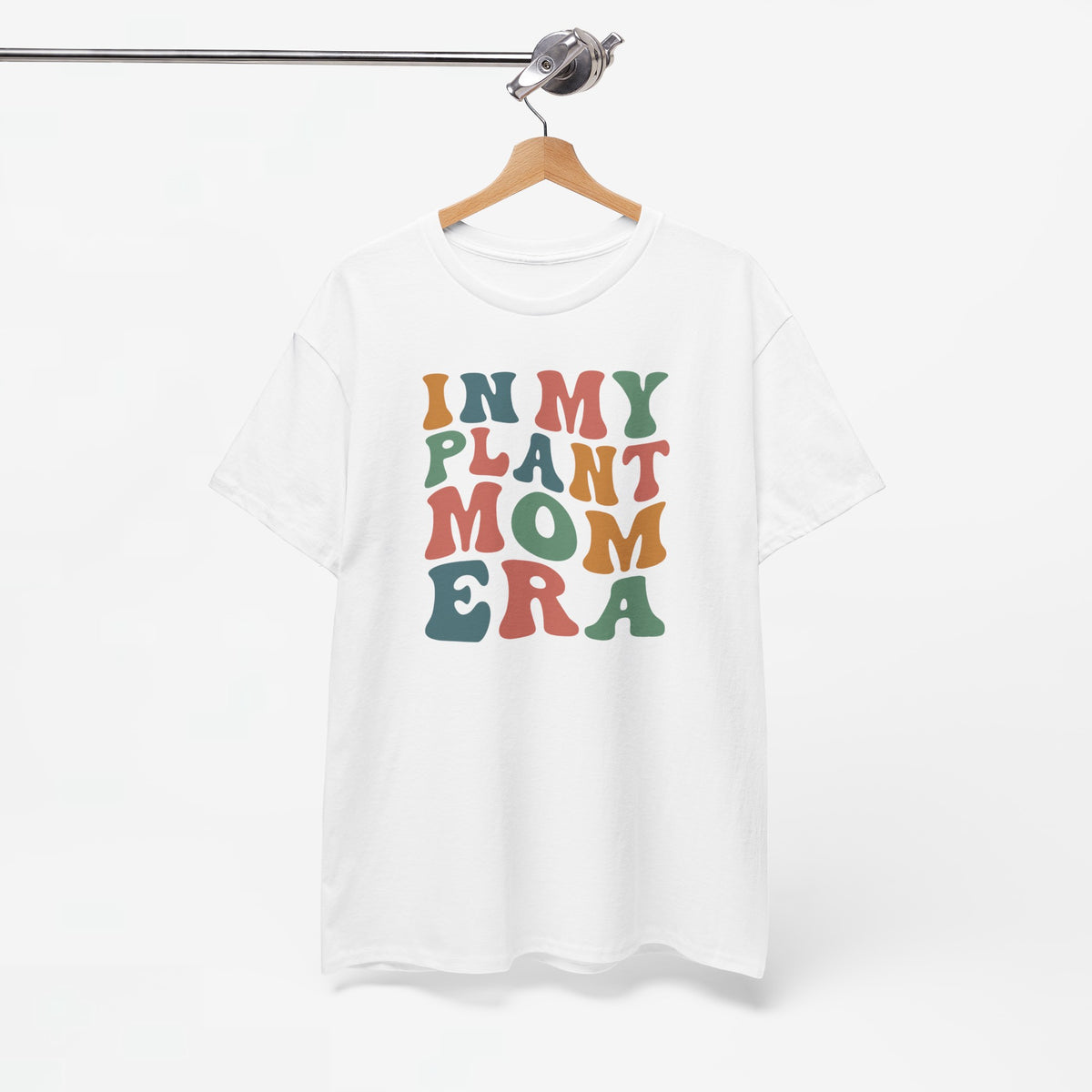 Witte oversized t-shirt aan houten hanger met kleurrijke tekstprint