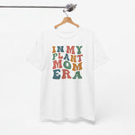 Witte oversized t-shirt aan houten hanger met kleurrijke tekstprint