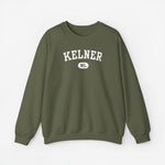 Olijfgroene trui met ronde hals en borstprint “KELNER” met ronde “NL”-logo