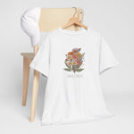 Wit T-shirt met bloemenboeketprint en “FAMILIE JANSEN”, op kledinghanger
