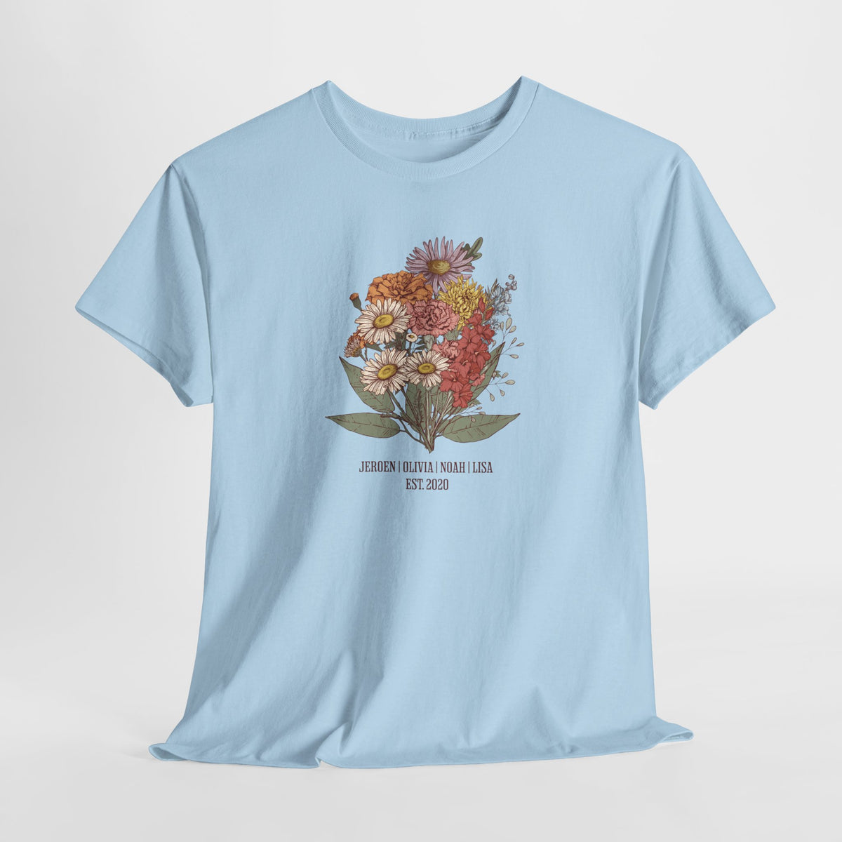Lichtblauwe t-shirt met bloemenboeketprint op de borst.
