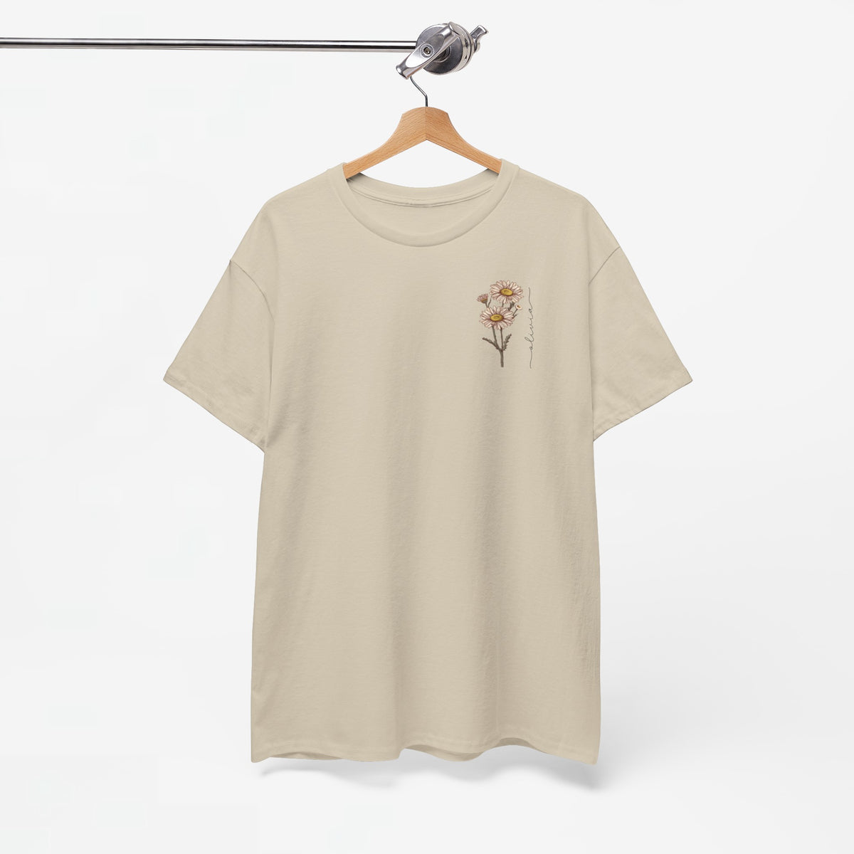 T-shirt beige met kleine bloemenprint op de borst, aan de hals