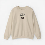 Sweater met ronde hals in zand/beige kleur en borstprint “KOK”