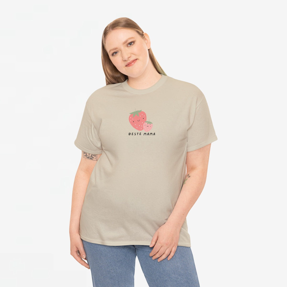 Oversized zandkleurige T-shirt met aardbeienprint en 'Beste Mama', ronde hals.