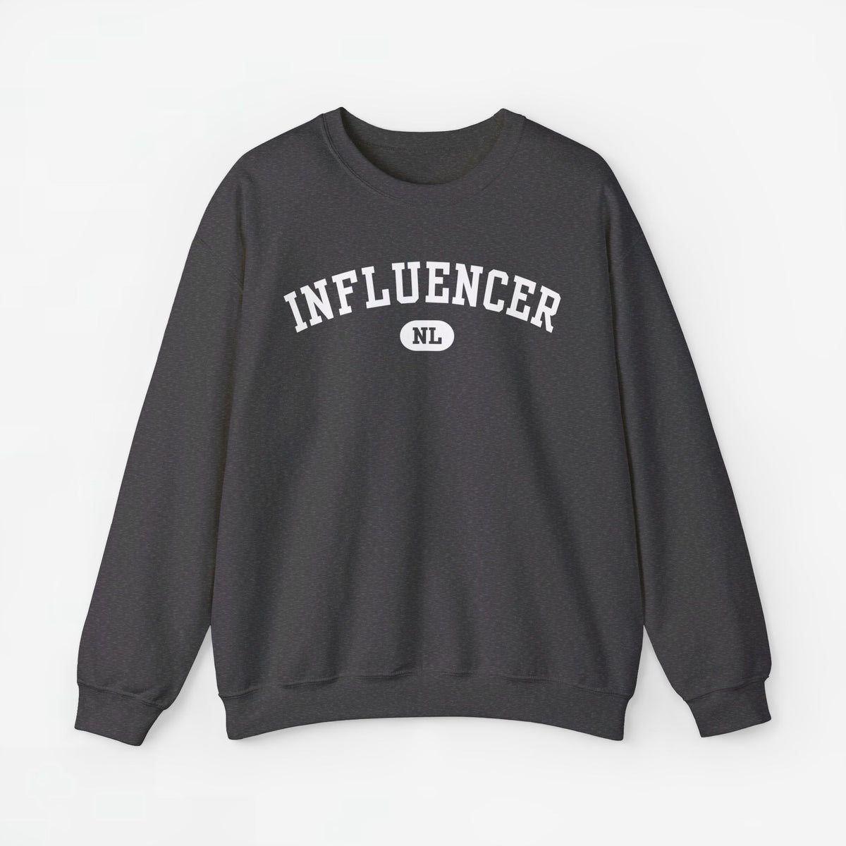 Donkere grijze sweater met ronde hals en 'INFLUENCER' borstprint met klein 'NL'.