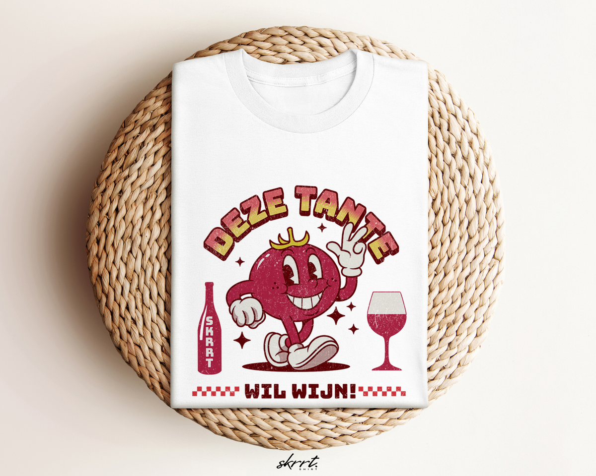 Wit oversized T-shirt met rood wijnkarakter en feestelijke tekst op de borst