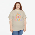 Zandkleurig oversized T-shirt met regenboog- en bloemprint en tekst MAMA, model recht.
