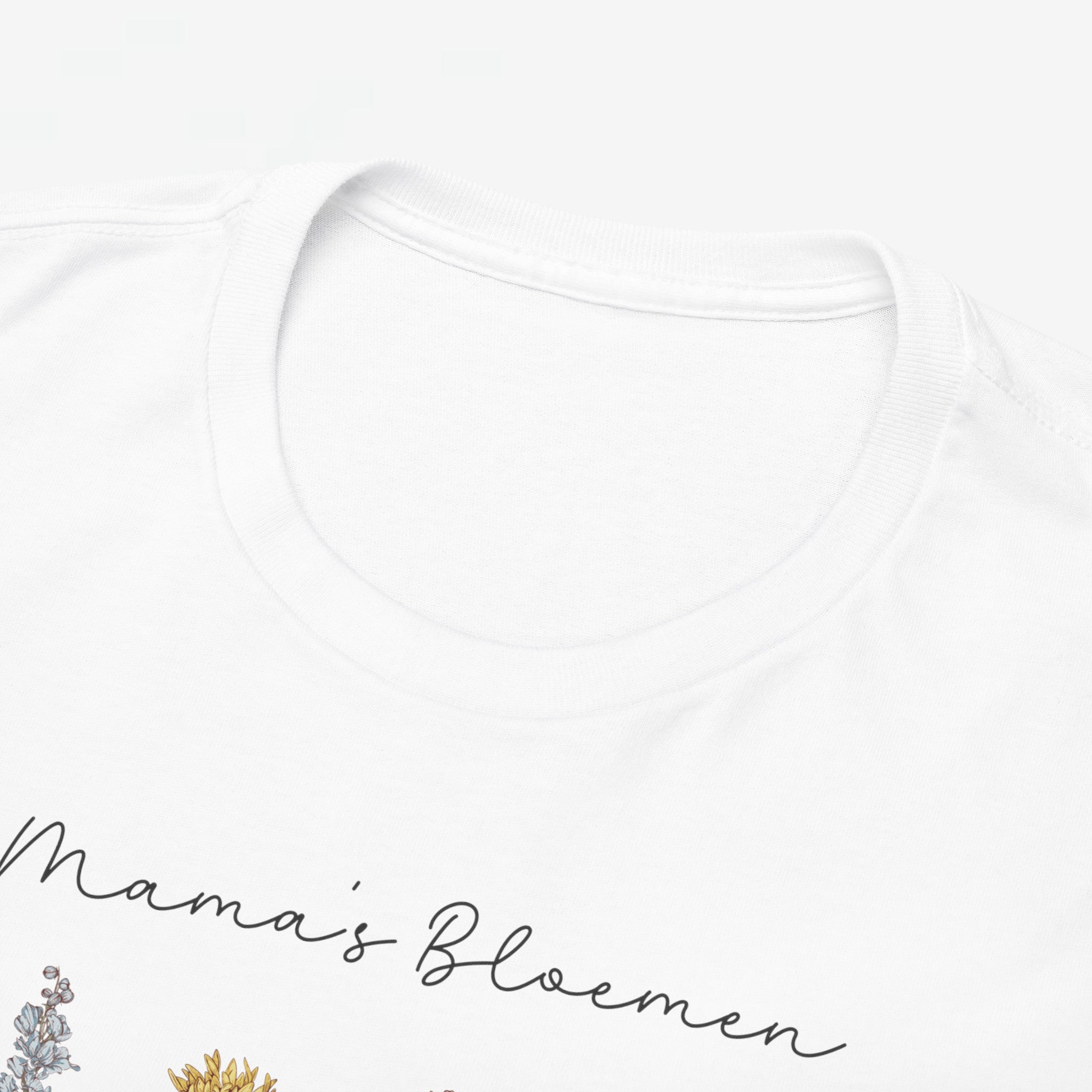 Gepersonaliseerde Moederdag Mama Cadeau - T-shirt - Mama's bloemen met namen en geboortemaand bloemen (zwarte tekst)
