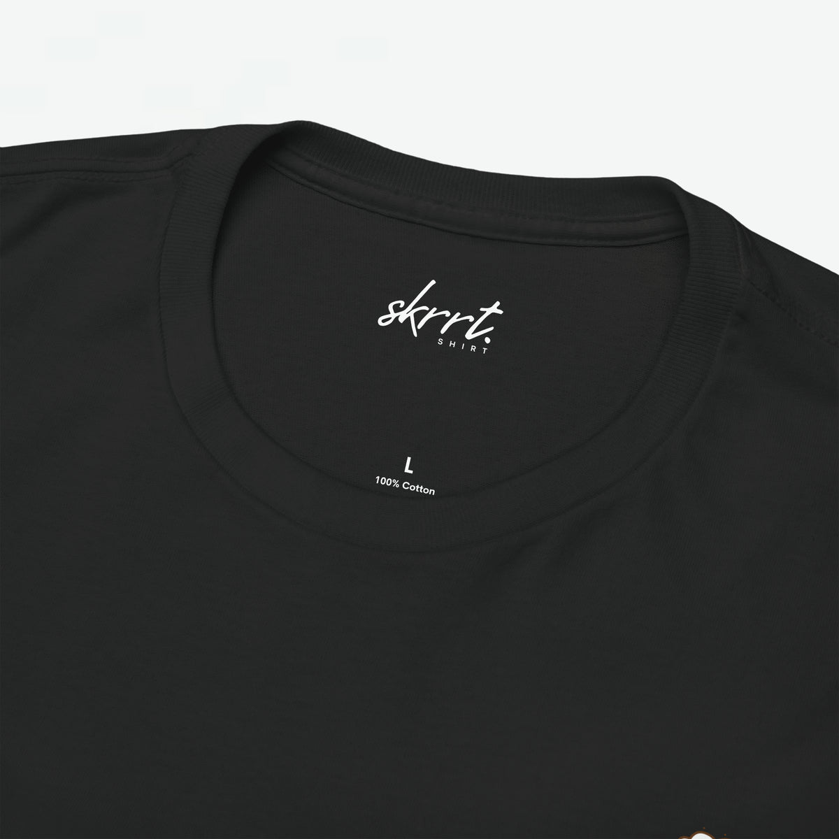 Zwart heren T-shirt, close-up hals en borst: merklogo en katoenlabel