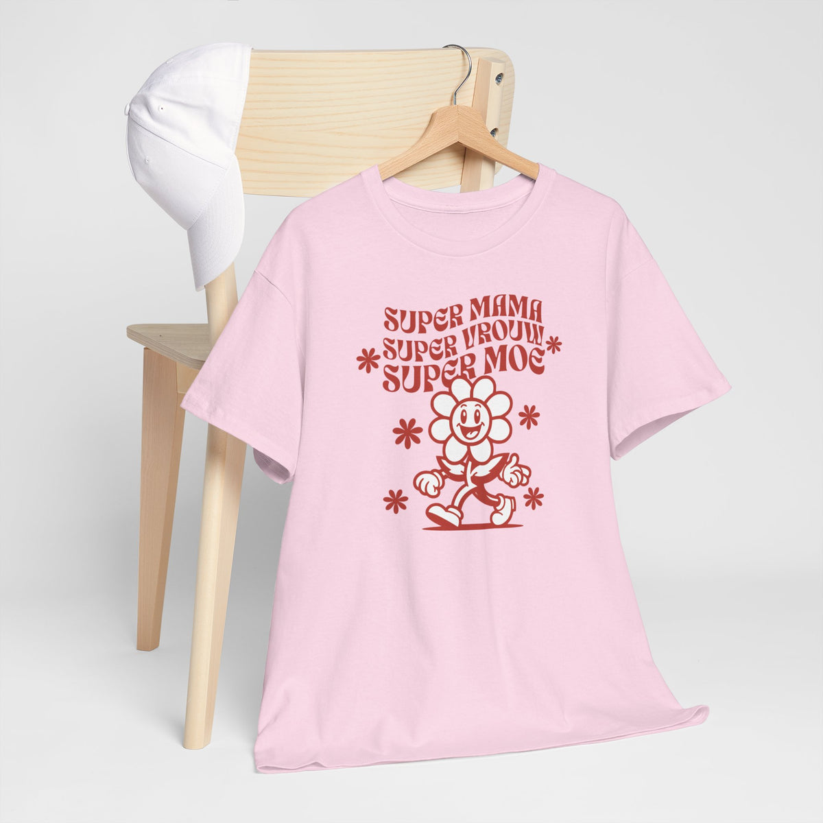 Roze oversized T-shirt met rode opdruk voorzijde aan houten hanger