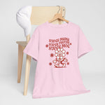 Roze oversized T-shirt met rode opdruk voorzijde aan houten hanger