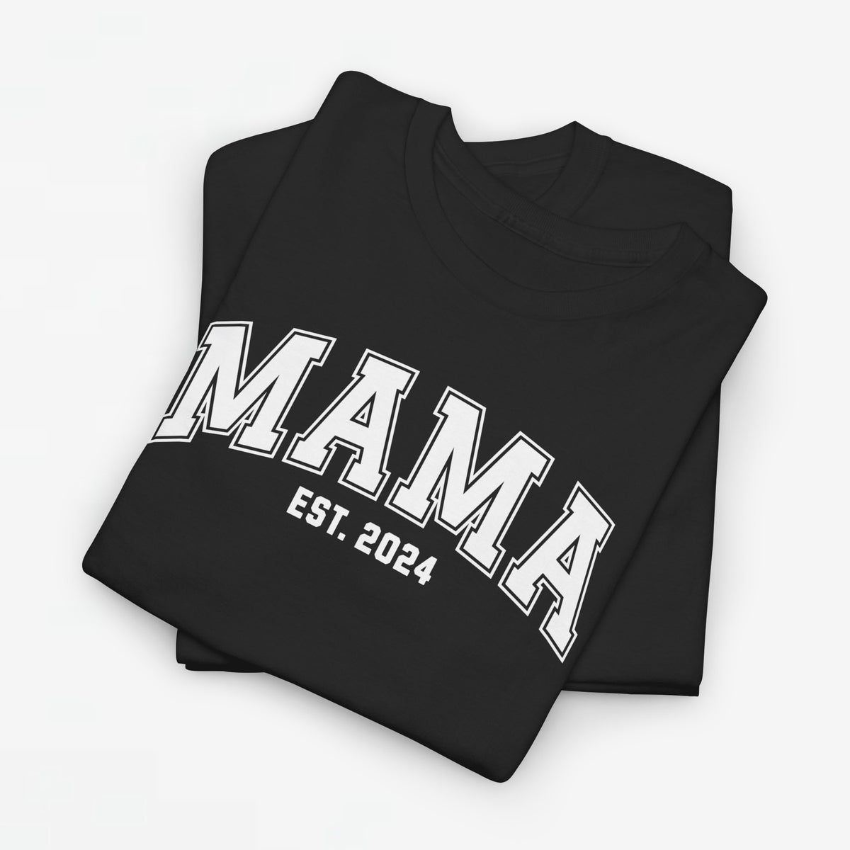 T-shirt in zwart met grote opdruk “MAMA” en “EST. 2022”