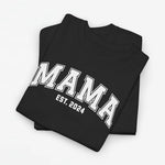 T-shirt in zwart met grote opdruk “MAMA” en “EST. 2022”