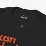 Zwart oversized T-shirt met ronde hals en deels zichtbare oranje frontprint 'kan alcohol bevatten'.