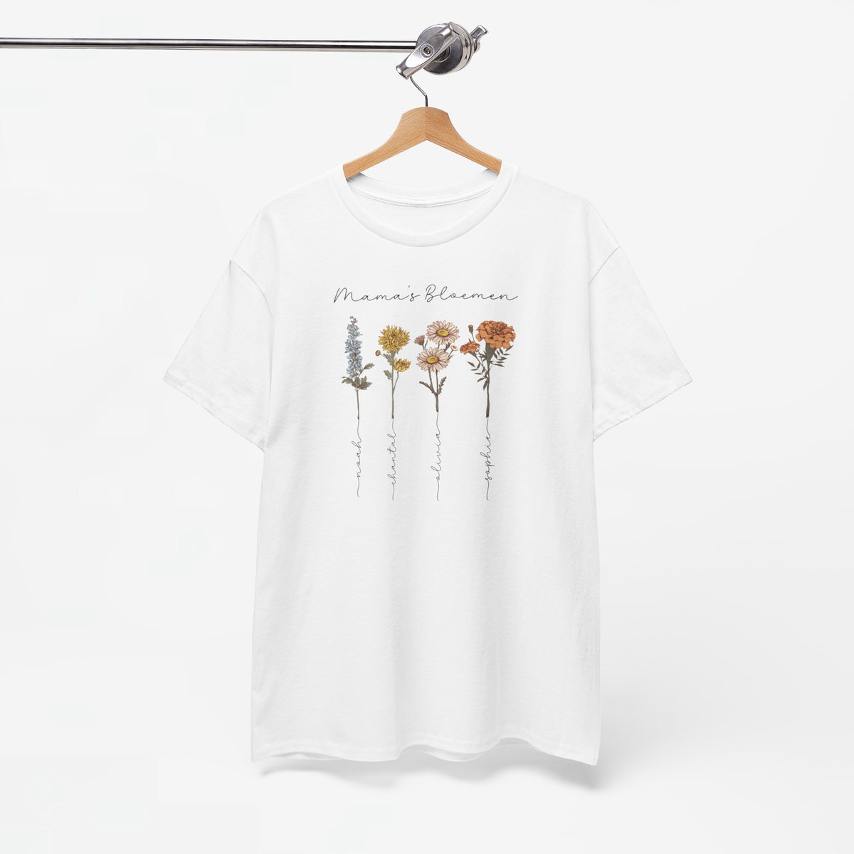 Wit T-shirt met bloemenprint en “Mama's Bloemen” op de borst, op hanger.
