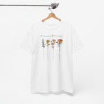 Wit T-shirt met bloemenprint en “Mama's Bloemen” op de borst, op hanger.