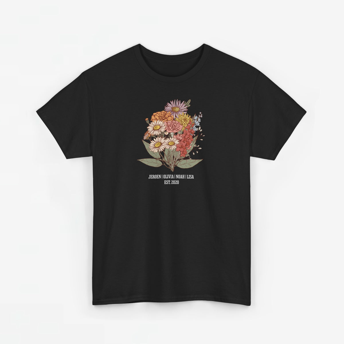Zwarte t-shirt met bloemenboeketillustratie op de borst en korte tekst onder de afbeelding.