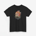 Zwarte t-shirt met bloemenboeketillustratie op de borst en korte tekst onder de afbeelding.