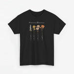 T-shirt zwart met bloemenprint en sierlijke tekst op de borst.
