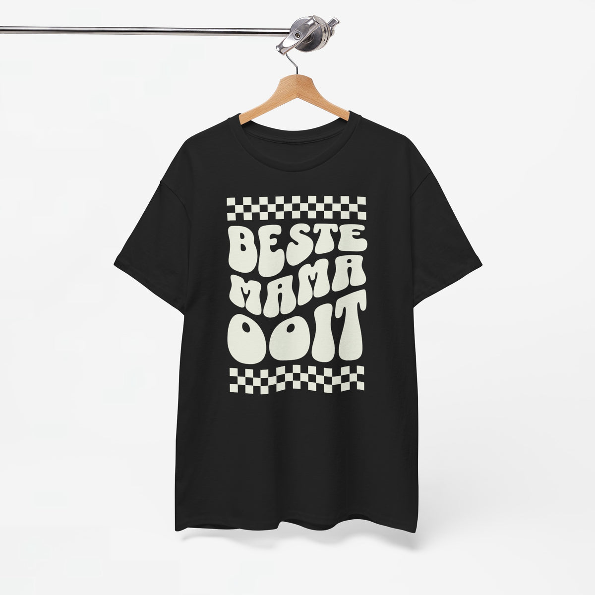Zwart t-shirt met ronde hals, 'Beste mama ooit' print, aan houten hanger