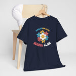 Donkerblauw T-shirt met bloemenprint 'OVERSTIMULATED MOMS CLUB' op kledinghanger.